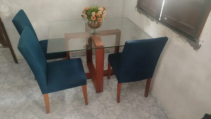 Mesa de tampo de vidro com 4 cadeiras  