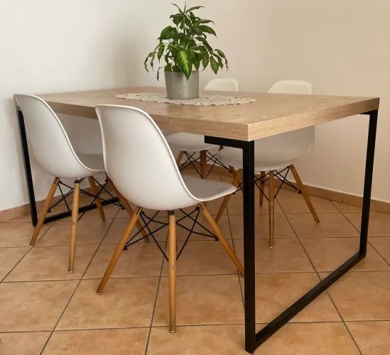Mesa Estilo Industrial 1.60x0.90 com 4 cadeiras Eiffel