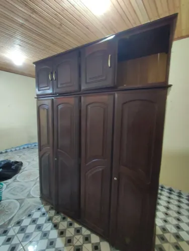 GUARDA-ROUPA DE CASAL EM MADEIRA DE LEI