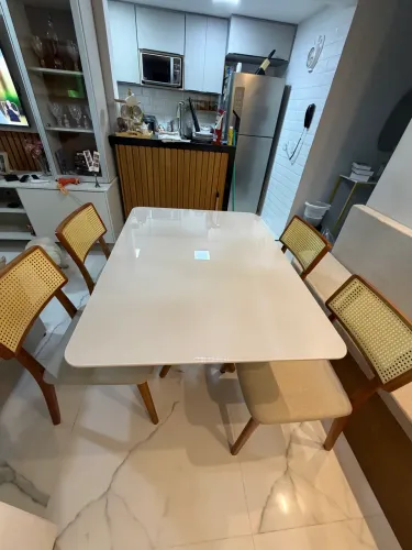 Mesa de jantar com tampo de vidro, com base de madeira maciça com 04 cadeiras de madeira