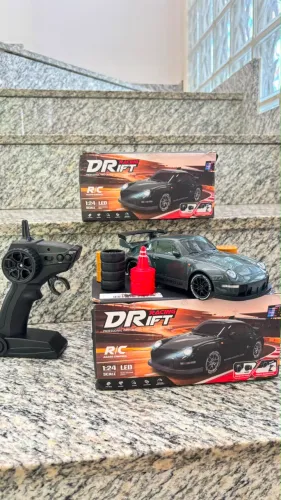 Carro de Controlo Remoto de Drift 1:24 com Luzes LED
