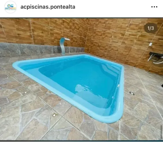 Piscina de fibra com cascata e hidromassagem