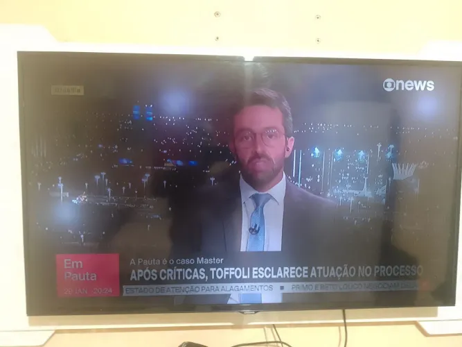 Tv Samsung 48 polegadas, a tela dela está um pouco escura mais da pra assistir tv normal.