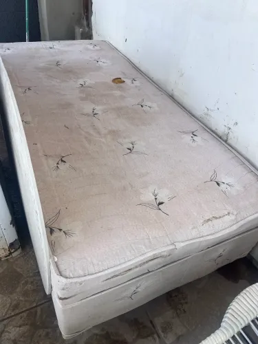 Cama usada de solteiro estrutura boa forro não