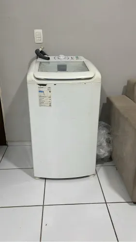 Vede-se máquina de lavar Electrolux 8 Kg em perfeito funcionamento.