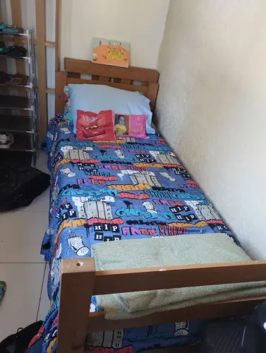 Cama de solteiro com colchão semi novo