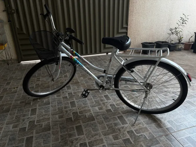 Bicicleta branca com cesta