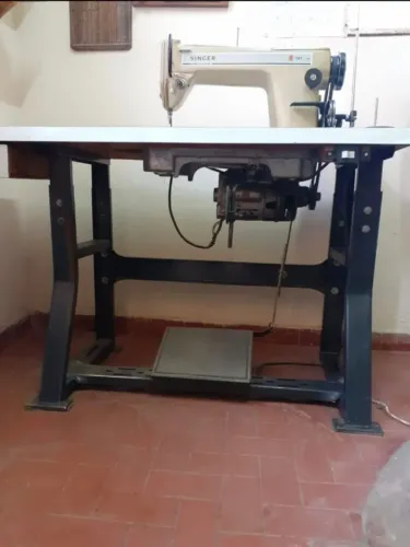 Máquina industrial costura reta