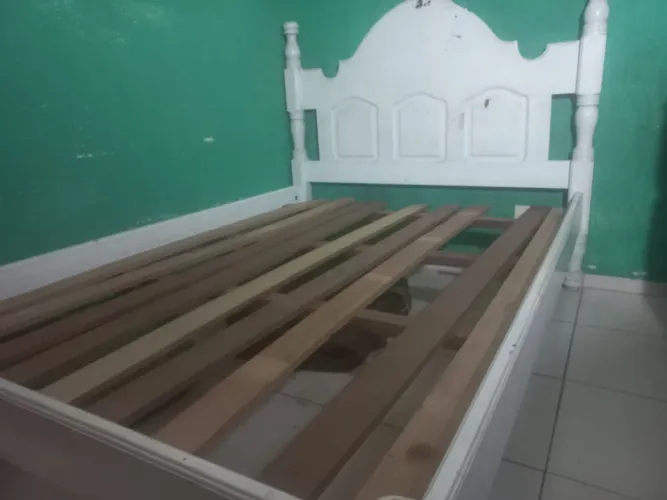 Vendemos cama casal de madeira usada por 350 reais