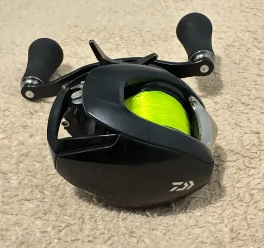 Carretilha Daiwa Zillion TW HD 1000 - Manivela Direita | Recolhimento 8.1:1