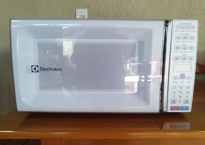 Micro-ondas Electrolux de bancada Branco com Função Tira Odor e Manter Aquecido 34L MEO44