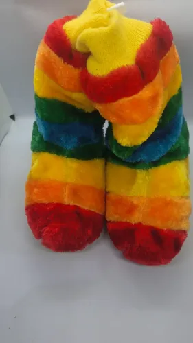 Pantufa bota de pelúcia arco-íris (tam 34/35),