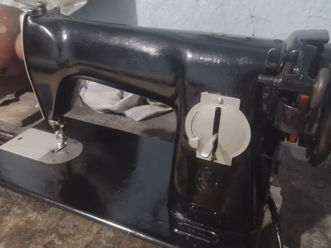 Máquina de costura Singer reta