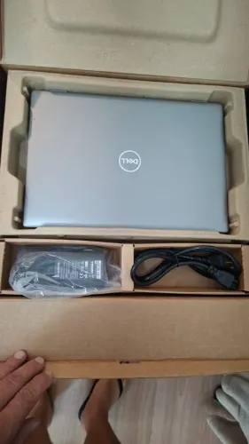 Notebook Dell em estado de novo, na caixa original, com carregador e cabo de força.
