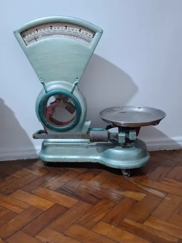 Balança antiga funcionando. Para decoração