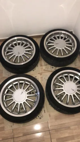 Vendo rodas aro 17 com pneus 205/40/17 ( com 6 meses de uso )