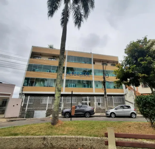 Apartamento à venda, em frente a praça no Santa Catarina!