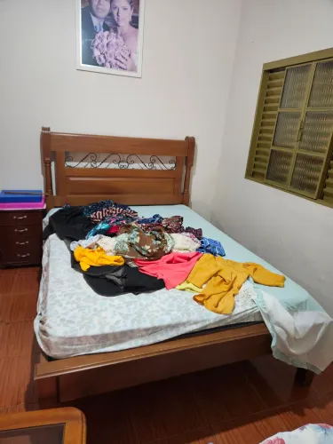 Cama madeira de lei com colchão casal