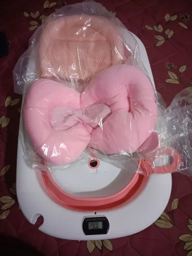 Banheira de bebê com almofada.