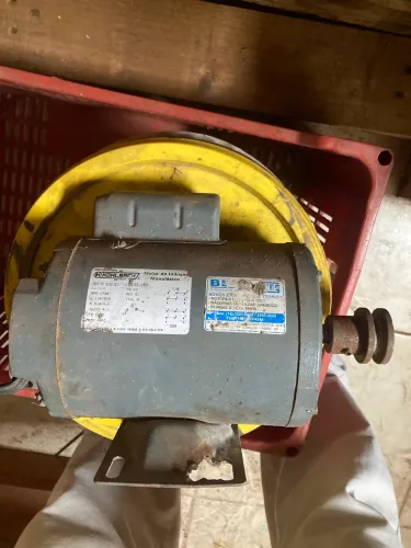 Motor Elétrico Kohlbach 1/2 CV Monofásico 110/220 V - Pouquíssimo Uso
