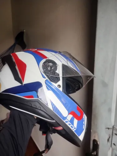 Vendo capacete em excelente estado de conservação valor 450$$