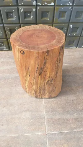 Puff de madeira maciça orgânica 