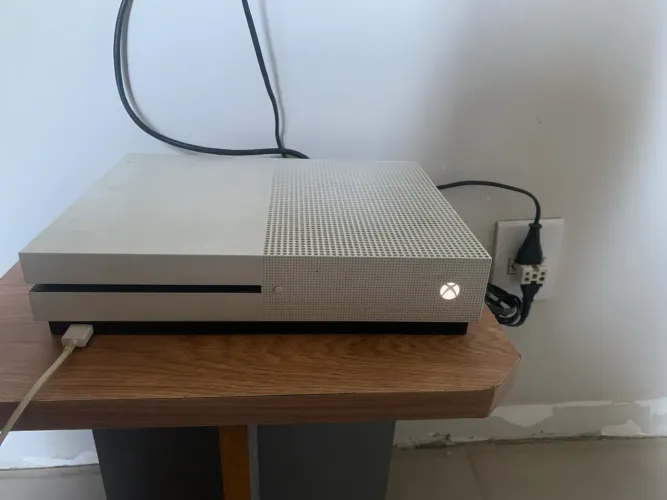 Vende-se videogame Xbox One S usado 1 controle 4 jogos 