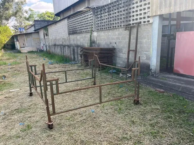 Andaime de ferro 2m x 2m com rodas, 30 peças de 70 cm de altura cada