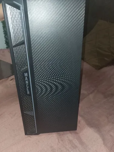 Gabinete game com neon, e um lado em vidro com teclado game que acende em neon,