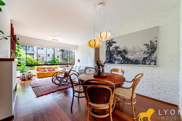 Lyon Imóveis vende apartamento renovado por arquiteto e semimobiliado.