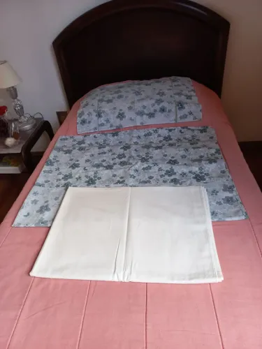 Jogo de lençol, virol e fronha verde petróleo para cama de solteiro.