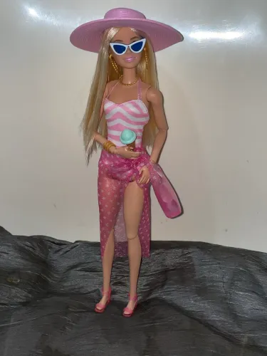 Boneca Barbie fashionistas articulada praia 2023