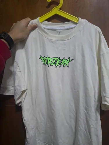 Camiseta oversized berzerk off white p 