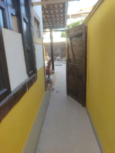 VENDO CASA DE FUNDO SO POR UM MURO DO LADO ESQUERDO a da frente tem garagem a de trás não