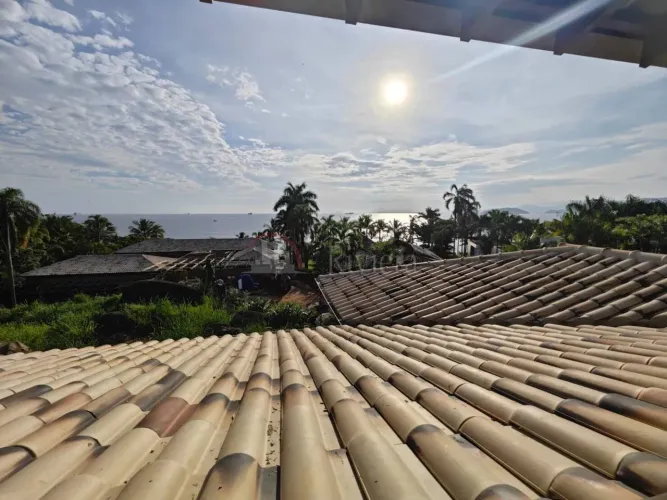 Casa à venda em Ilhabela dentro de condomínio com Vista para o Mar.