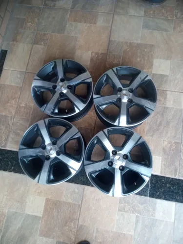 Vende-se jogo de rodas original aro 15 4 furos para Onix, prisma, celta , maís 2 pneus  15