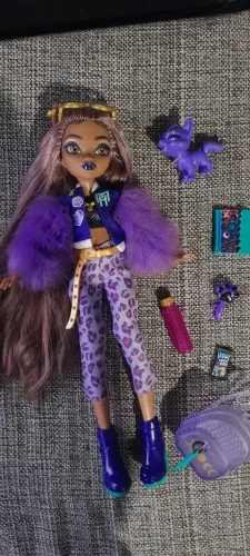 Boneca Monster High Clawdeen Wolf acompanba acessorio e suporte transparente