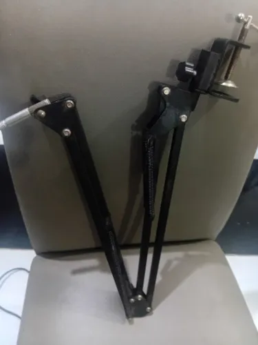 Garra de mesa para microfone