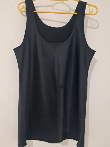 Camiseta de cetim preta