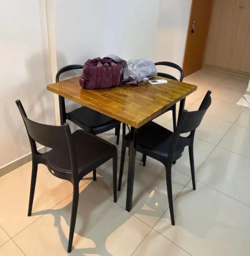 Vendo mesa de jantar + 4 cadeiras da Tokstok