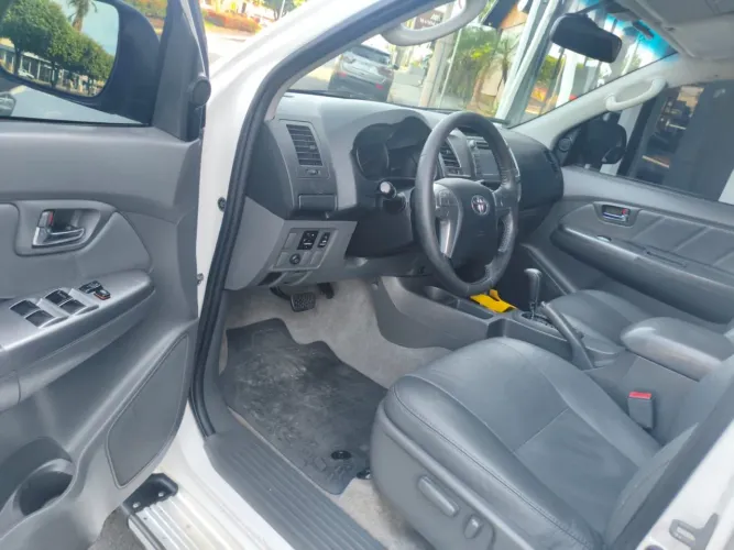Toyota Hilux CD SRV D4-d 4X4 3.0 TDI Diesel AUT 2015