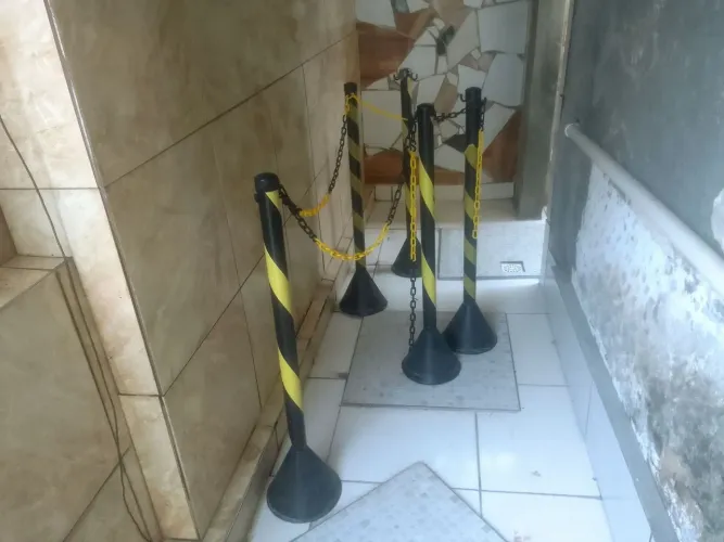 Pedestal / poste de sinalização zebrado