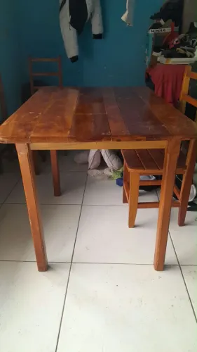Mesa de madeira maciça com 6 cadeiras novas