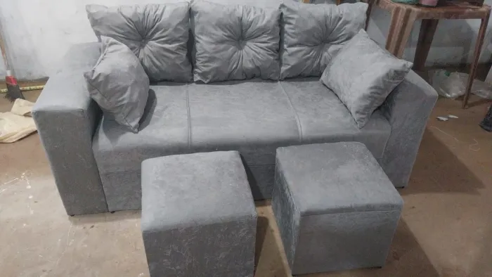Promoção sofá três lugares mais puffs novos e completos, várias cores disponíveis