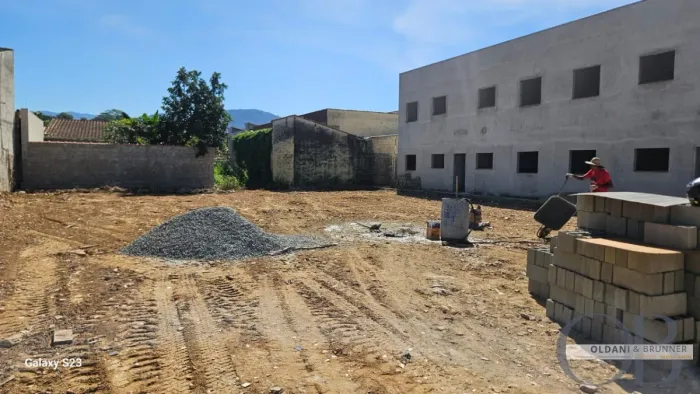 TERRENO COM TOTAL DE 300 M² NA ESTUFA II
