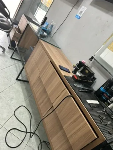 Bancada de barbearia ou para escritório, em ótimo estado