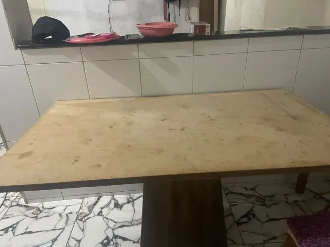 Mesa de jantar com 4 cadeiras está em ótimo estado
