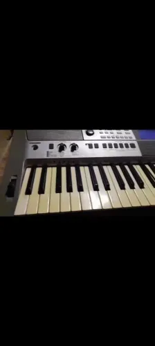 Vendo um Teclado Yamaha E413