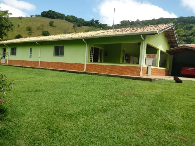 Excelente Chácara com Casa de 8 Cômodos, Pomar e Pasto Formado. 