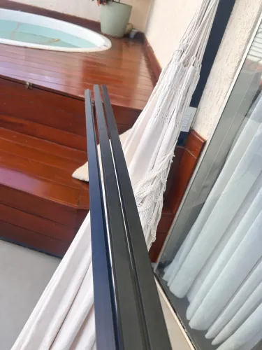 Três canaletas pretas de embutir em mdf (acho que com 2m cada)